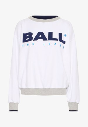 Bijela dukserica s okruglim izrezom, sivi rebrasti ovratnik i manžetne. Podebljani mornarski tekst "BALL" s manjim plavim slovima "THE JEANS" ispod.