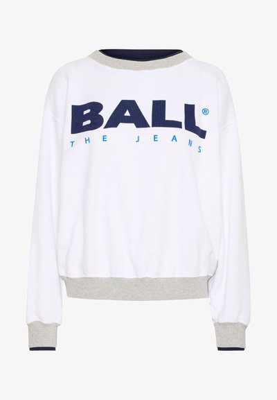 Felpa bianca con scollo rotondo, dotata di un colletto e polsini a costine grigi. Testo in grassetto blu navy "BALL" con "THE JEANS" in lettere azzurre più piccole sottostanti.