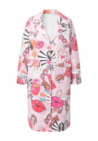 Roze trenchcoat met een grafische print in stripstijl, met verschillende gezichten, lippen en lipsticks. Sluit met knopen, heeft lange mouwen en zakken.
