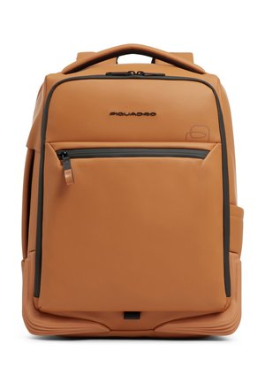 Tan lederen Piquadro rugzak met een voorvak met rits, een bovenhandvat en zwarte ritsaccenten op een witte achtergrond.