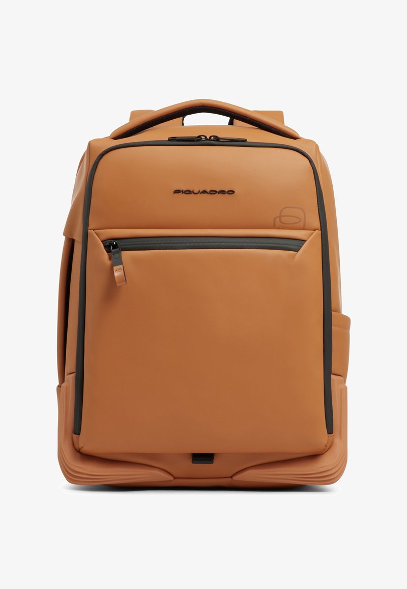 Sac à dos Piquadro en cuir marron clair avec une poche avant zippée, une poignée supérieure et des accents de fermeture éclair noirs sur un fond blanc.