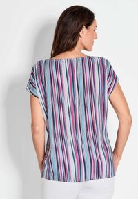 T-Shirt mit kurzen Ärmeln aus leichtem Stoff, der vertikale Streifen in Pink, Blau und Marineblau auf einem hellen Hintergrund zeigt. Gerader Schnitt.