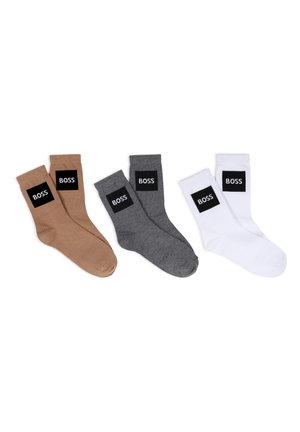 Chaussettes marron, grises et blanches avec un patch rectangulaire noir affichant le logo "BOSS". Fabriquées en mélange de coton, elles présentent une texture lisse.