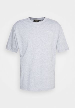 T-shirt gris clair à manches courtes et col rond, avec un petit logo blanc "SIKSILK" sur le côté gauche de la poitrine et une étiquette noire au niveau du col.
