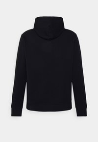 Svart huvtröja med mjuk textur, som har en dragsko för huvan, långa ärmar och ribbade mudd och fåll. Enkel design, inga mönster eller accenter.