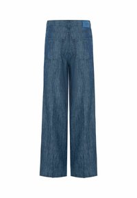 Wijdvallende blauwe denim jeans met dubbele achterzakken, riemlussen en een merkpatch bij de tailleband. Glad textuur met subtiele stiksels.