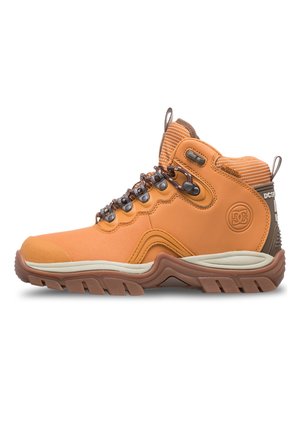 Botte de randonnée orange avec une tige texturée, des lacets bruns et un col rembourré. Présente une semelle rembourrée et un panneau en caoutchouc pour l'adhérence.
