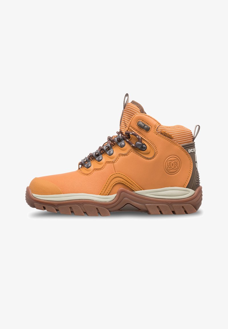 Oranges Wanderschuh mit einer strukturierten Oberseite, braunen Schnürsenkeln und gepolstertem Schaftrand. Verfügt über eine gepolsterte Sohle und ein gummiertes Profil für besseren Halt.