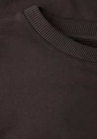 Sweatshirt marron foncé avec un col rond côtelé et une texture lisse. Le tissu semble doux et légèrement extensible.