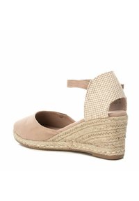 Cuña de esparto beige con parte superior de tela suave, entresuela de yute trenzado y correa de tobillo a cuadros. Punta redondeada y diseño sin cordones.