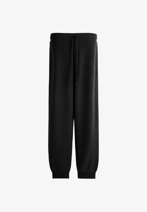 Črne zarezane trenirke z elastičnim pasom in vrvico za zavezovanje, raven kroj, izdelane iz mehkega blaga.