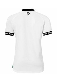 Camisa polo blanca con cuello negro y detalles negros en las mangas. Presenta un logo circular en la nuca y una marca en las muñequeras.