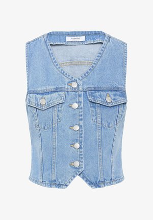 Svetlo modra denim jopica z V-izrezom, sprednjim gumbom in dvema žepoma na prsih. Ima srebrne kovinske gumbe in prilegajočo se zasnovo.