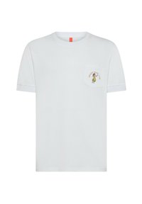 T-shirt bianca in cotone con maniche corte, caratterizzata da una tasca sul petto e da un testo e grafica ricamati "Goditi la tua vita" in colori pastello.