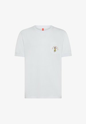 T-shirt bianca in cotone con maniche corte, caratterizzata da una tasca sul petto e da un testo e grafica ricamati "Goditi la tua vita" in colori pastello.