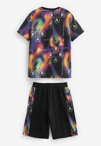 Set di maglietta a maniche corte e pantaloni shorts, con un vivace motivo astratto e bottoni con il logo Xbox. Realizzato in tessuto morbido, include una vita elasticizzata.