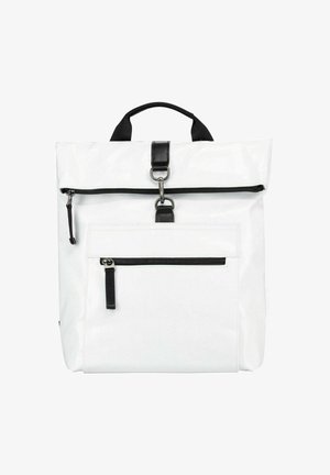 Sac à dos carré blanc avec poches zippées noires, poignée noire et fermeture à boucle argentée sur le dessus, sur fond blanc.