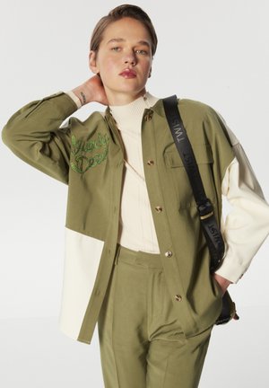 OVERSIZE COLORBLOCK SLOGAN EMBROIDERED - Lehk bunda - l.khaki