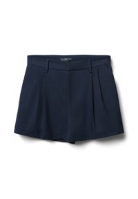 Pantaloni corti blu navy realizzati in tessuto testurizzato, caratterizzati da pieghe, passanti per cintura e una vestibilità dritta. Progettati con sottili righe verticali per dettagli.