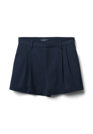 Pantaloni corti blu navy realizzati in tessuto testurizzato, caratterizzati da pieghe, passanti per cintura e una vestibilità dritta. Progettati con sottili righe verticali per dettagli.