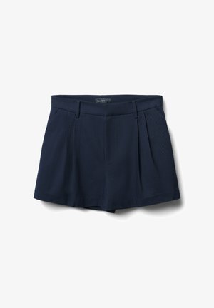Shorts bleu marine en tissu texturé, avec des plis, des passants de ceinture et une coupe droite. Conçus avec des rayures fines pour plus de détails.