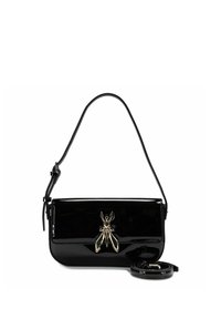 Zwarte handtas van lakleer met een glanzende afwerking; voorzien van een gouden spinnenbedel; inclusief een afneembare riem voor veelzijdig dragen.