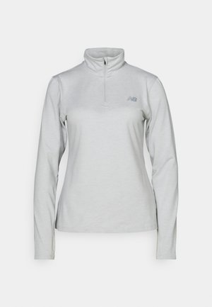 Maglietta a maniche lunghe grigio chiaro con colletto a mezza zip. Realizzata in tessuto morbido, presenta un piccolo logo riflettente sul lato sinistro del petto.