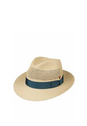 Hellbeiger Strohhut Fedora mit perforierter Krone und dunkelblauem Ripsband mit kleinem Knopf.