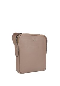 Borsa in pelle testurizzata beige di forma rettangolare, con zip superiore, manico laterale e dettaglio del logo metallico nella parte anteriore.