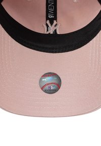 Bajerica s ružičastom krunom, crnim viziratom i srebrnom MLB naljepnicom koja sadrži crvene šavove. Teksturirani materijal s vidljivim detaljima šivanja.