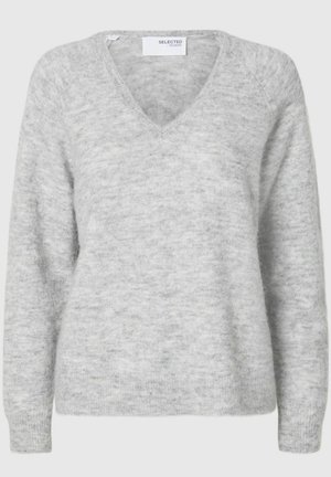 Sivi, mekani pleteni pulover s V-izrezom, dugim rukavima i ležernim krojem. Ima suptilnu teksturu i nema vidljivih metalnih dijelova ili uzoraka.