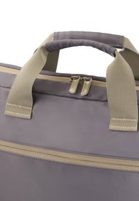 Grau gefärbte Stofftasche mit beigen Griffen und zwei beigen Reißverschlüssen an der Oberseite, die den oberen Teil und die Reißverschlussdetails zeigt.