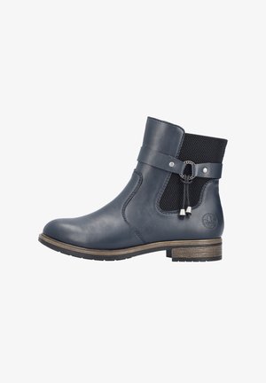 Blaue Leder-Stiefelette mit einem texturierten Netzpaneel, seitlichem Schnallen-Detail und einem niedrigen, gestapelten Absatz. Gummisohle für Grip und Langlebigkeit.