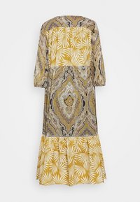 Vestido maxi con tres secciones estampadas: paisley en tonos suaves, amarillo mostaza con hojas de palma, y un dobladillo con volantes. Tejido suave, corte relajado.