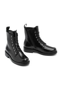 Botas de tobillo de cuero negro con un acabado brillante, diseño de cordones en la parte frontal, cremallera lateral, punta redonda y tacón bajo.