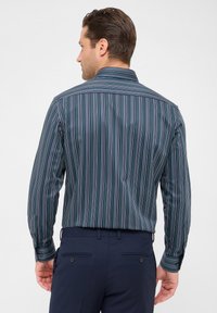 Langarmshirt met verticale strepen in marineblauw, groen en wit, met een klassieke kraag, knoopmanchetten en een getailleerde pasvorm.