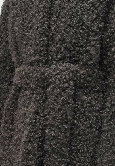 Tamnosivi kaput s teksturom koji ima uvojeni materijal, s pojasom vezanim u struku, stvarajući nježan, udoban izgled.