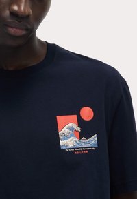 Marks & Spencer PURE JAPANESE GRAPHIC  - Triko s potiskem - dark navy