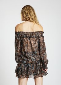 Blouse marron transparente, à épaules dénudées, avec un motif cachemire bleu et orange. Manches longues à volants et ourlet à volants superposés.