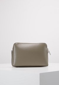 Borsetta cosmetica rettangolare in pelle grigia chiara texture con chiusura a zip e hardware argentato. Design compatto adatto per viaggi o uso quotidiano.