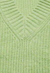 Ljust grön stickad tröja med V-ringning och ribbstruktur. Tyget är mjukt och har en blandning av vertikala och diagonala mönster.