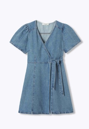 Robe portefeuille courte en denim bleu avec manches courtes bouffantes et ceinture à nouer à la taille sur fond blanc.