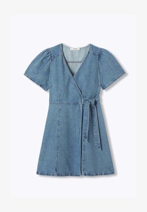 Robe portefeuille courte en denim bleu avec manches courtes bouffantes et ceinture à nouer à la taille sur fond blanc.