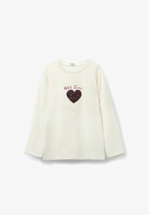 Licht crèmekleurig shirt met lange mouwen en een ronde hals, voorzien van een pailletten hartontwerp en de tekst "Hey Girl!" in het roze erboven.