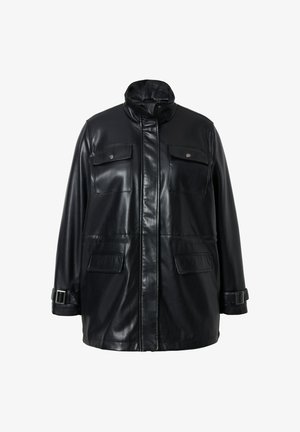 Giacca in pelle nera con colletto alla coreana, due tasche sul petto e due tasche laterali. Presenta dettagli con fibbie sulle maniche e una superficie liscia e lucida.