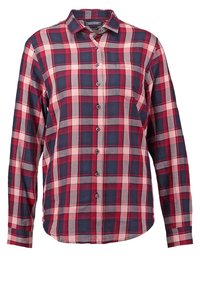 Chemise à manches longues à carreaux rouge, marine et gris avec col à bouton, poche avant et fermeture entièrement boutonnée en tissu doux.