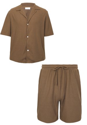 Braunes kurzärmeliges Hemd mit Knöpfen und Kragen und passenden Shorts mit Kordelzug aus Waffelstrickstoff.