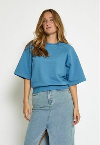 Unselected,  parisian blue