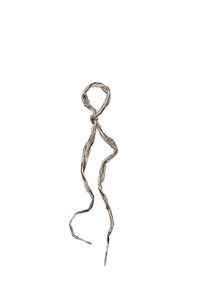 Accessoire en tissu noué présentant une forme ondulée et allongée dans des couleurs crème et noire avec un motif texturé à rayures.