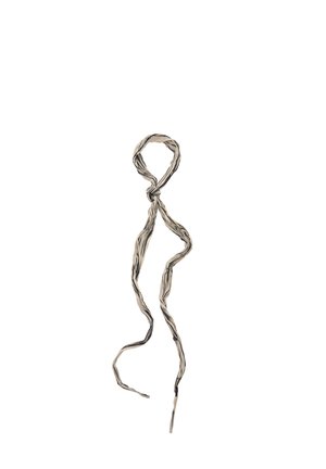 Geknotetes Stoffaccessoire mit einer welligen, länglichen Form in Creme- und Schwarztönen sowie einem strukturierten, gestreiften Muster.